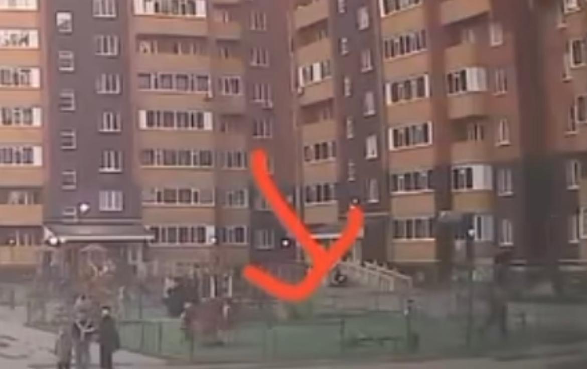 Ребенок упал с качелей и умер